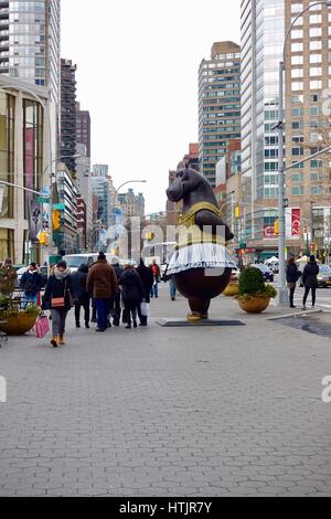 Hippo Ballerina da Bjørn Okholm Skaarup - circondato da pedoni, con edificio in background. Scena di strada di New York City, New York, Stati Uniti d'America. Foto Stock