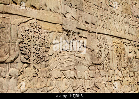 Un rilievo con gli elefanti e la guerra, scolpite nelle pareti presso il tempio Bayon in Angkor Thom, ex capitale dell Impero Khmer fuori mod Foto Stock