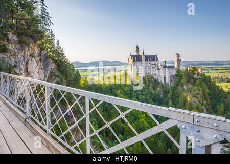 Bellissima vista del famoso castello di Neuschwanstein, il XIX secolo Revival Romanico Palace costruito per il re Ludwig II, nella luce della sera al tramonto Foto Stock