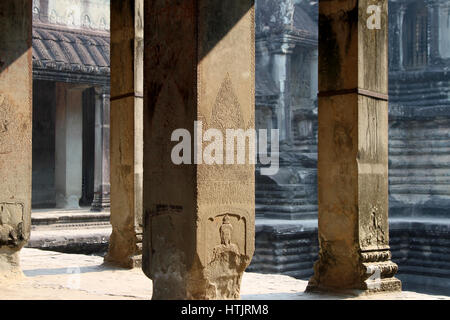 I dettagli delle colonne scolpite all'interno di Angkor Wat, Cambogia Foto Stock