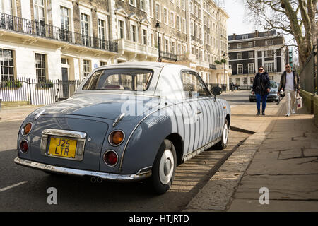 Un Lapis grigio Nissan Figaro a Gordon Square, Bloomsbury, London, Regno Unito Foto Stock