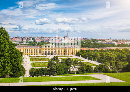 Visualizzazione classica del famoso Palazzo di Schonbrunn con scenic grande parterre giardino in una bella giornata di sole con cielo blu e nuvole in estate, Vienna, in Austri Foto Stock
