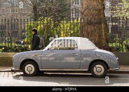 Un Lapis grigio Nissan Figaro a Gordon Square, Bloomsbury, London, Regno Unito Foto Stock