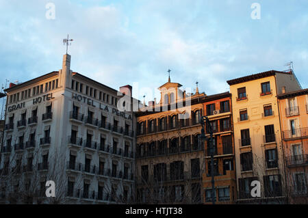 I dettagli dei palazzi in Plaza del Castillo, il centro nevralgico della città di Pamplona, stadio per le corride fino al 1844 e luogo di incontro per la gente del posto Foto Stock