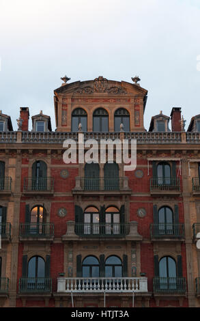 I dettagli dei palazzi in Plaza del Castillo, il centro nevralgico della città di Pamplona, stadio per le corride fino al 1844 e luogo di incontro per la gente del posto Foto Stock