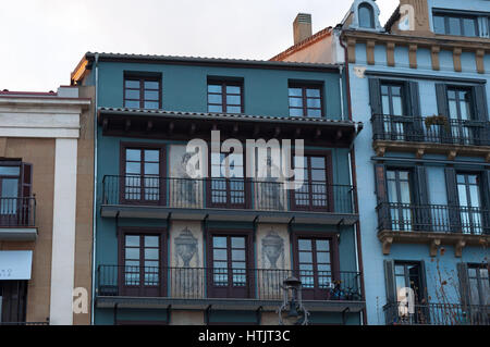 I dettagli dei palazzi in Plaza del Castillo, il centro nevralgico della città di Pamplona, stadio per le corride fino al 1844 e luogo di incontro per la gente del posto Foto Stock