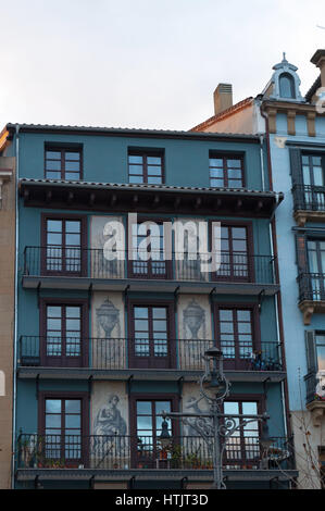 I dettagli dei palazzi in Plaza del Castillo, il centro nevralgico della città di Pamplona, stadio per le corride fino al 1844 e luogo di incontro per la gente del posto Foto Stock