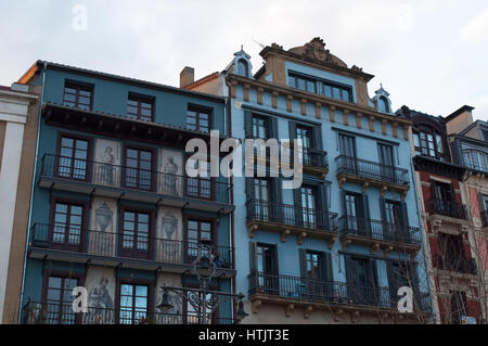 I dettagli dei palazzi in Plaza del Castillo, il centro nevralgico della città di Pamplona, stadio per le corride fino al 1844 e luogo di incontro per la gente del posto Foto Stock