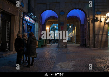 Donne presso il Cafe Bar Bilbao, una delle più antiche e tipiche taverne sotto gli archi di Plaza Nueva, la famosa piazza della Città Vecchia di Bilbao Foto Stock