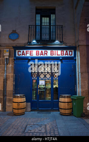 Il Cafe Bar Bilbao, una delle più antiche e tipiche taverne sotto gli archi di Plaza Nueva, la piazza più famosa della città vecchia di Bilbao Foto Stock