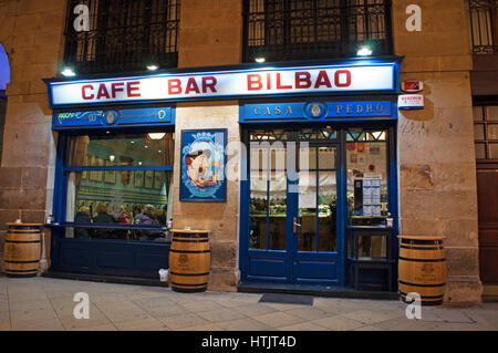 Il Cafe Bar Bilbao, una delle più antiche e tipiche taverne sotto gli archi di Plaza Nueva, la piazza più famosa della città vecchia di Bilbao Foto Stock