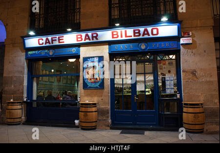 Il Cafe Bar Bilbao, una delle più antiche e tipiche taverne sotto gli archi di Plaza Nueva, la piazza più famosa della città vecchia di Bilbao Foto Stock