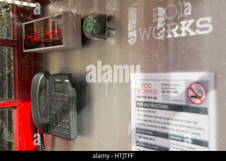 Un POd funziona telefono chiosco per Russell Square, London, England, Regno Unito Foto Stock