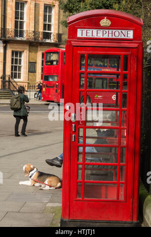 Un pod opere red telefono ufficio kiosk in Russell Square, London, England, Regno Unito Foto Stock