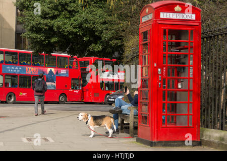 Un pod opere red telefono ufficio kiosk in Russell Square, London, England, Regno Unito Foto Stock