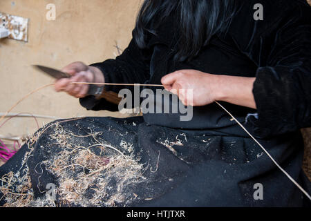 Il Bhutan, Thimphu. Semplicemente il Bhutan, interattivo "vita" museo che fornisce un'introduzione ai vari aspetti del Bhutan vita tradizionale. Cestello mak Foto Stock