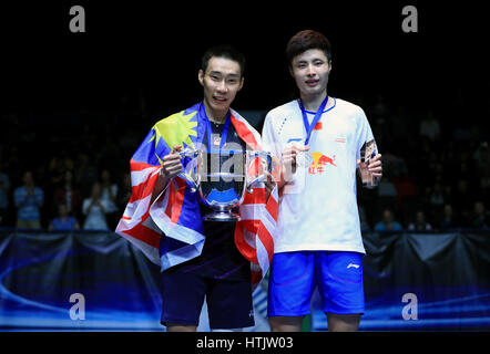La Malaysia ha Chong Wei Lee (sinistra) celebra la vittoria nel corso della Cina Yuqi Shi sul podio in Uomini Singoli Final durante il giorno 6 dell'Overgrip Yonex tutti Inghilterra aprire Badminton campionati a Barclaycard Arena, Birmingham. Foto Stock