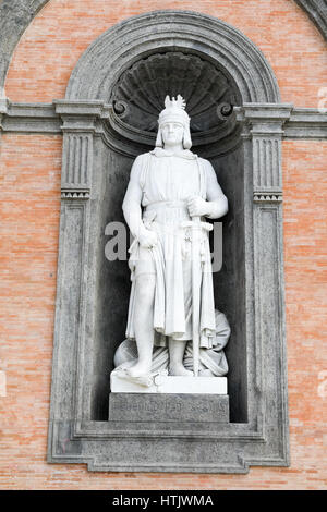 Federico II di Svevia statua sulla facciata del Palazzo Reale. Napoli, Italia Foto Stock