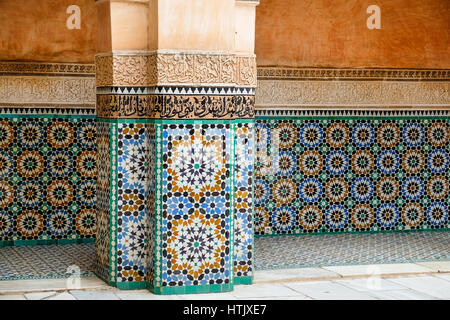 Piastrelle colorate arredano un edificio in Marrakech Foto Stock