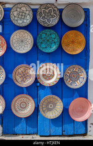 Decorative piatti marocchini visualizzato su una porta blu Foto Stock