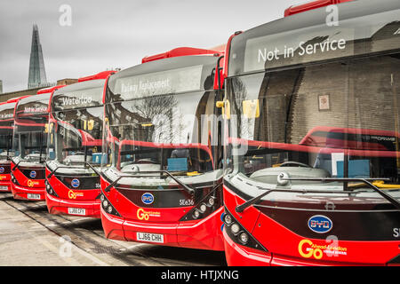 BYD Bus elettrici per uso su TfL servizi 507 e 521 all'Go-Ahead Waterloo deposito autobus. Foto Stock