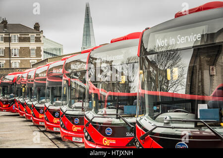 BYD Bus elettrici per uso su TfL servizi 507 e 521 all'Go-Ahead Waterloo deposito autobus. Foto Stock