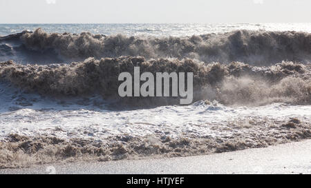 Un ondata di acqua torbida Foto Stock