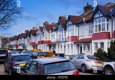 Undicesimo Marzo 2017 Chiswick W4. Strada residenziale in una parte suburbana di West London, Regno Unito. Veicolo i numeri di registrazione e gli altri marchi sono clonati Foto Stock