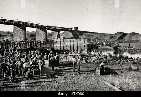 Ingegneri la costruzione di un nuovo ponte che attraversa il fiume Modder durante la guerra boera, Sud Africa, circa 1899 Foto Stock