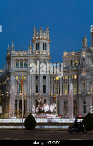 Plaza de Cibeles con il palazzo di Cibeles e la fontana della città di madrid, Spagna. Foto Stock