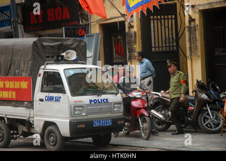 La gente per la strada sulle loro moto, Hanoi, Vietnam. Foto Stock