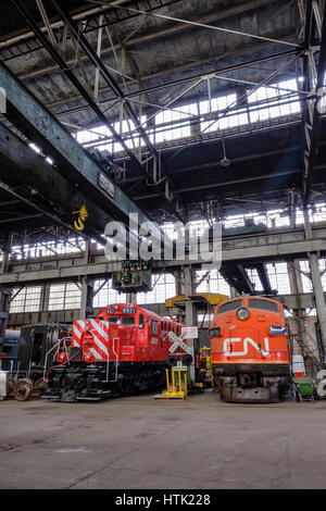 Motori diesel CN rail, negozi di locomotive/hangar della Michigan Central Railroad presso il museo ferroviario della contea di Elgin, St Thomas, Ontario Foto Stock