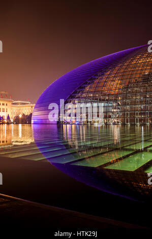 China National Theatre e la Grande Sala del Popolo sul retro nella notte. Foto Stock