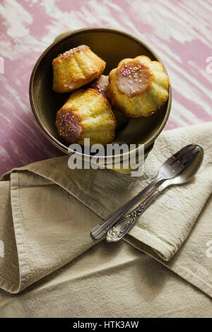 Tradizionale babka polacco - Pasqua mini torte con glassa e spruzzi di rosa. Foto Stock