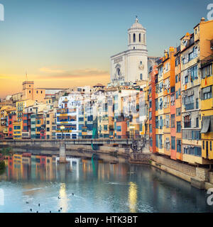 Vecchia città di Girona, vista sul fiume Onyar Foto Stock