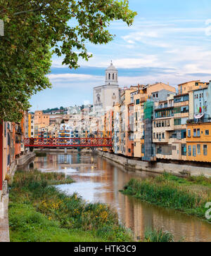 Vecchia città di Girona, vista sul fiume Onyar Foto Stock