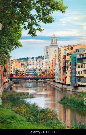 Vecchia città di Girona, vista sul fiume Onyar Foto Stock