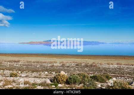 Bellissima vista del grande lago di sale al giorno soleggiato, Utah, America Foto Stock