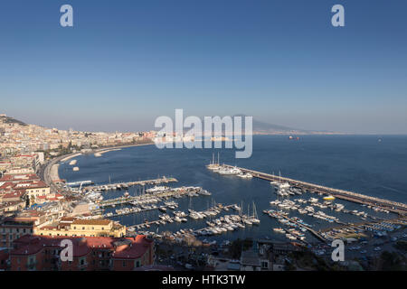 La baia di Napoli da Mergellina Napoli, Italia. Foto Stock