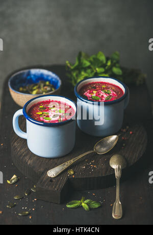 Detox zuppa di barbabietole con la menta, pistacchi e semi, spazio di copia Foto Stock