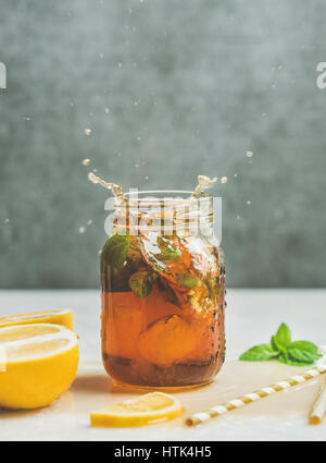 Estate tè freddo al limone e erbe aromatiche, spazio di copia Foto Stock