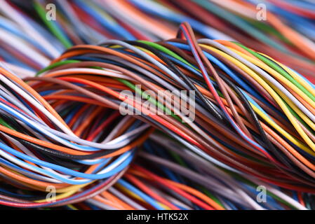 Colorati cavi elettrici loop, close-up Foto Stock