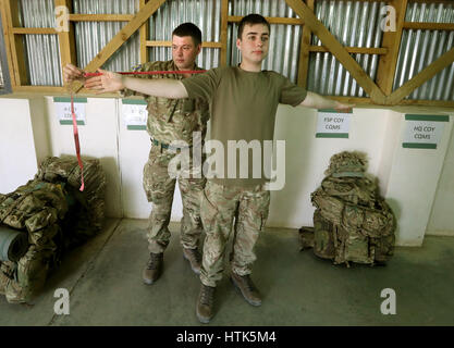 Fusilier Sean Wiseman dei Royal Highland Fusiliers, 2° Battaglione, il reggimento reale di Scozia (2 SCOZZESI) che lavora nel negozio del Quartermaster come misura Martin Wood privato per una nuova uniforme, come prendono parte all'esercizio di Askari Storm nel nord del Kenya. 08/03/17 Foto Stock