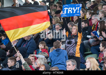 Colonia, Germania. Undicesimo Mar, 2017. La Germania è un fan celebrare durante il rugby europeo campionato Divisione 1una corrispondenza tra la Germania e la Spagna a Colonia, Germania, 11 marzo 2017. Foto: Jürgen Keßler/dpa/Alamy Live News Foto Stock