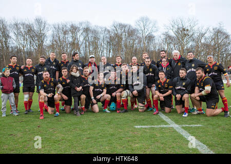 Colonia, Germania. Undicesimo Mar, 2017. La Germania della squadra, fotografati dopo la sconfitta presso il rugby europeo campionato Divisione 1una corrispondenza tra la Germania e la Spagna a Colonia, Germania, 11 marzo 2017. Foto: Jürgen Keßler/dpa/Alamy Live News Foto Stock