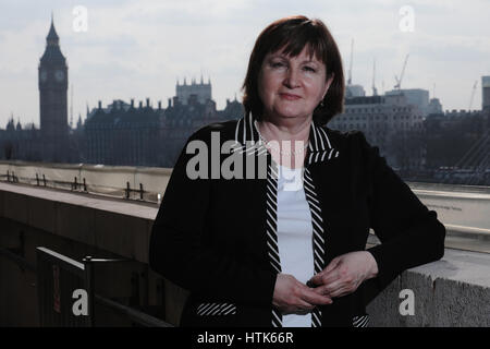 Londra, Regno Unito. Undicesimo Mar, 2017. I diritti umani e la pace militante Valentina Cherevatenko aftre pone la ricezione del 2016 Anna Politkovskaya premio speciale a RAW (di raggiungere tutte le donne) in caso di guerra presso le donne del mondo Festival presso il South Bank Centre di Londra, Regno Unito, sabato 11 marzo, 2017. Cherevatenko riceve l'Anna Politkovskaya premio speciale per continuare i suoi diritti umani e costruzione della pace lavoro nonostante rivolta verso la minaccia di prigionia nella Federazione Russa. Credito: Luca MacGregor/Alamy Live News Foto Stock