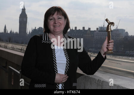 Londra, Regno Unito. Undicesimo Mar, 2017. aHuman diritti e attivista di pace Valentina Cherevatenko pone con il 2016 Anna Politkovskaya Premio Speciale dopo la RAW (di raggiungere tutte le donne) in caso di guerra presso le donne del mondo Festival presso il South Bank Centre di Londra, Regno Unito, sabato 11 marzo, 2017. Cherevatenko riceve l'Anna Politkovskaya premio speciale per continuare i suoi diritti umani e costruzione della pace lavoro nonostante rivolta verso la minaccia di prigionia nella Federazione Russa. Credito: Luca MacGregor/Alamy Live News Foto Stock