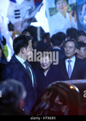 Seoul, Corea del Sud. Xii Mar, 2017. Destituito il Presidente sud coreano Park Geun-hye (C) arriva nella sua residenza privata a Seul il 12 marzo 2017. Credito: Yao Qilin/Xinhua/Alamy Live News Foto Stock