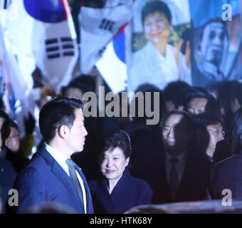 Seoul, Corea del Sud. Xii Mar, 2017. Destituito il Presidente sud coreano Park Geun-hye (C) arriva nella sua residenza privata a Seul il 12 marzo 2017. Credito: Yao Qilin/Xinhua/Alamy Live News Foto Stock