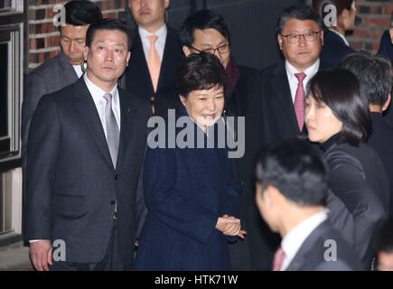 Seoul, Corea del Sud. Xii Mar, 2017. Destituito il Presidente sud coreano Park Geun-hye (C) arriva nella sua residenza privata a Seul il 12 marzo 2017. Credito: Lee Sang-ho/Xinhua/Alamy Live News Foto Stock